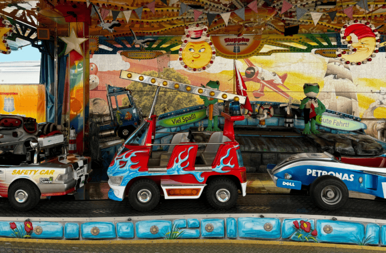 Kinderkarrussell mit Feuerwehrauto und Rennwagen